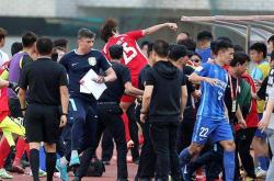 lol战绩查询-国内激烈足球比拼，场面火爆紧张