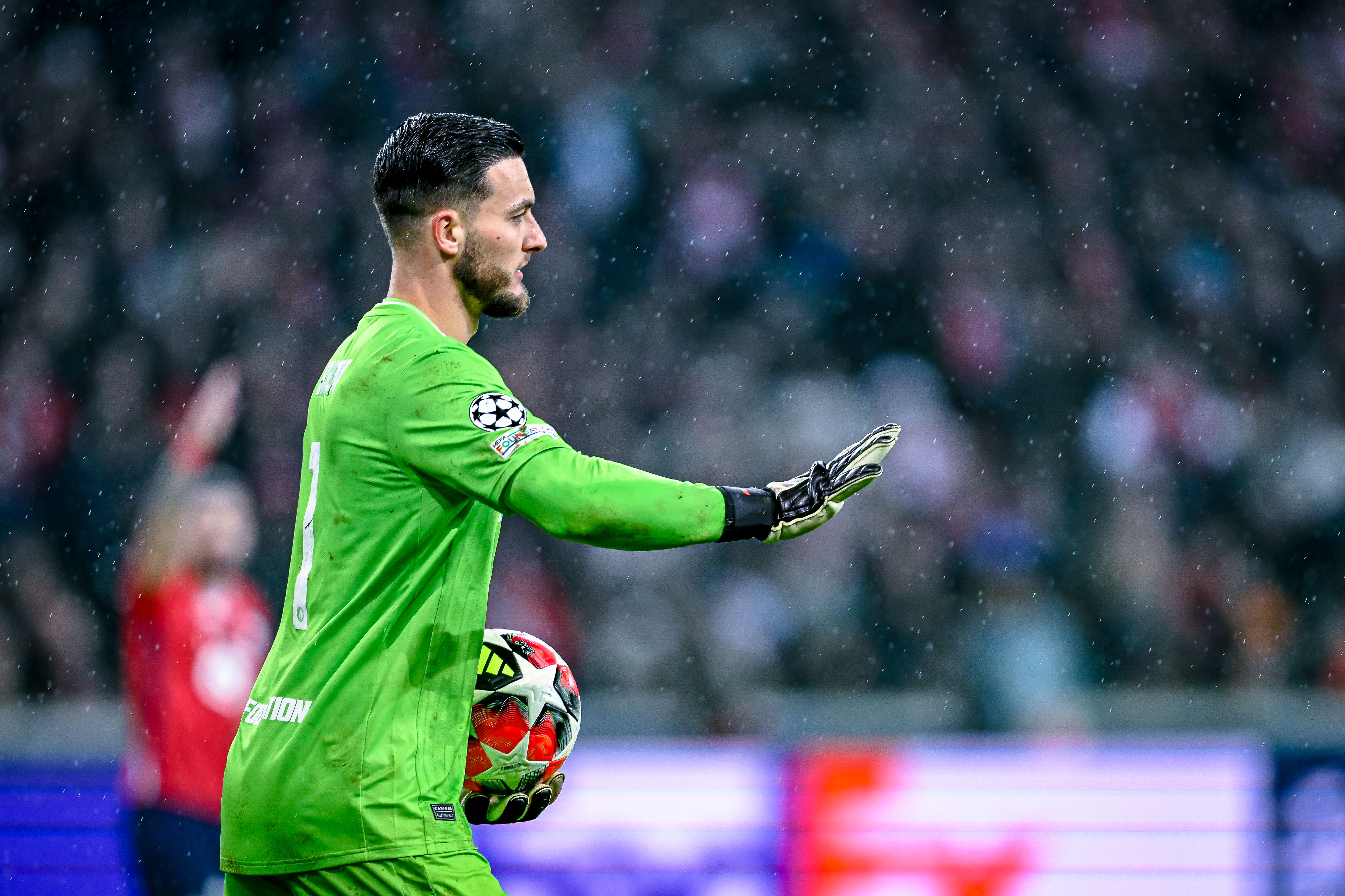 阿贾克斯门将神勇扑救，帮助球队获胜