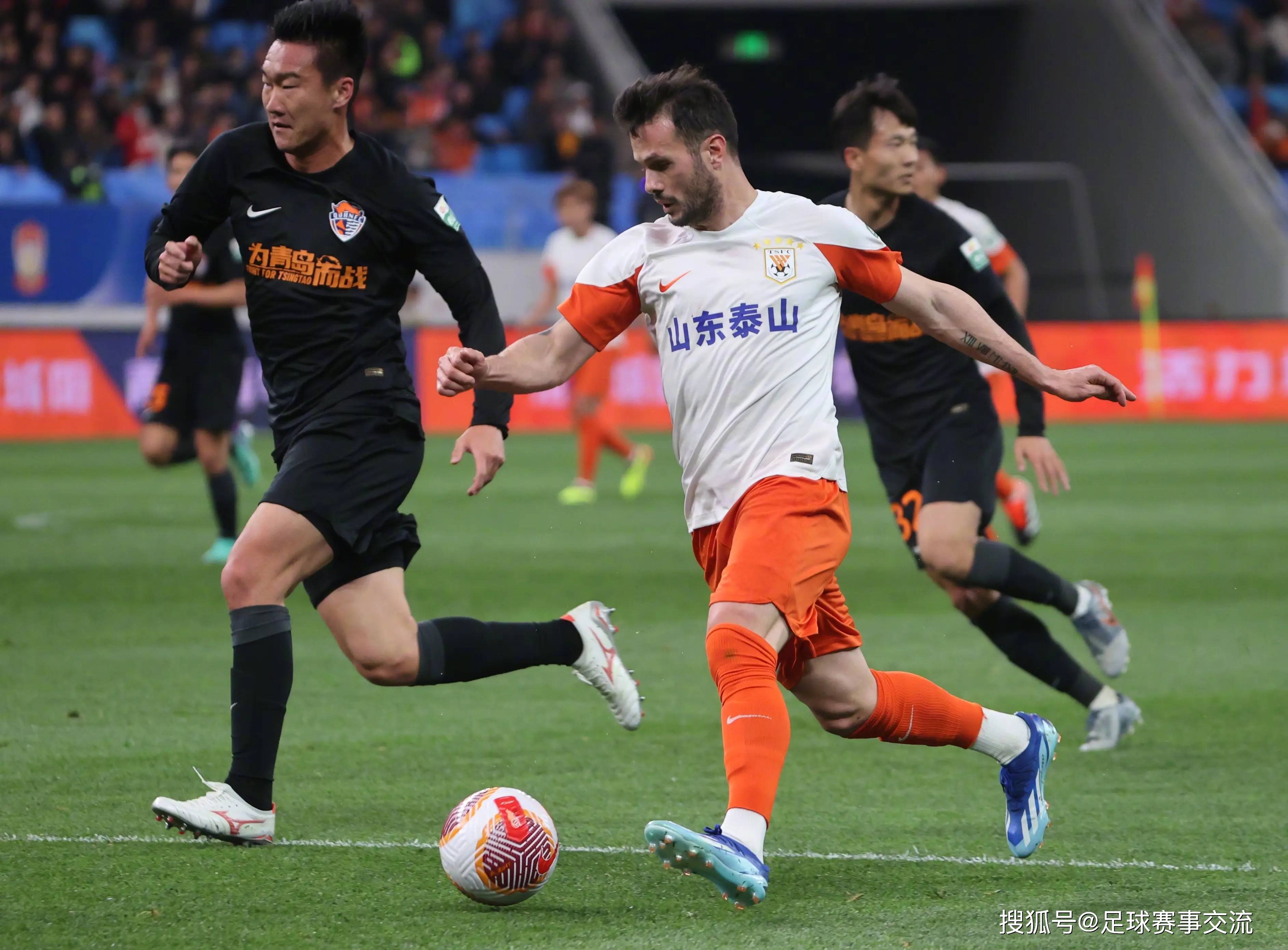 山东鲁能门将神扑力阻对手，带领球队取胜