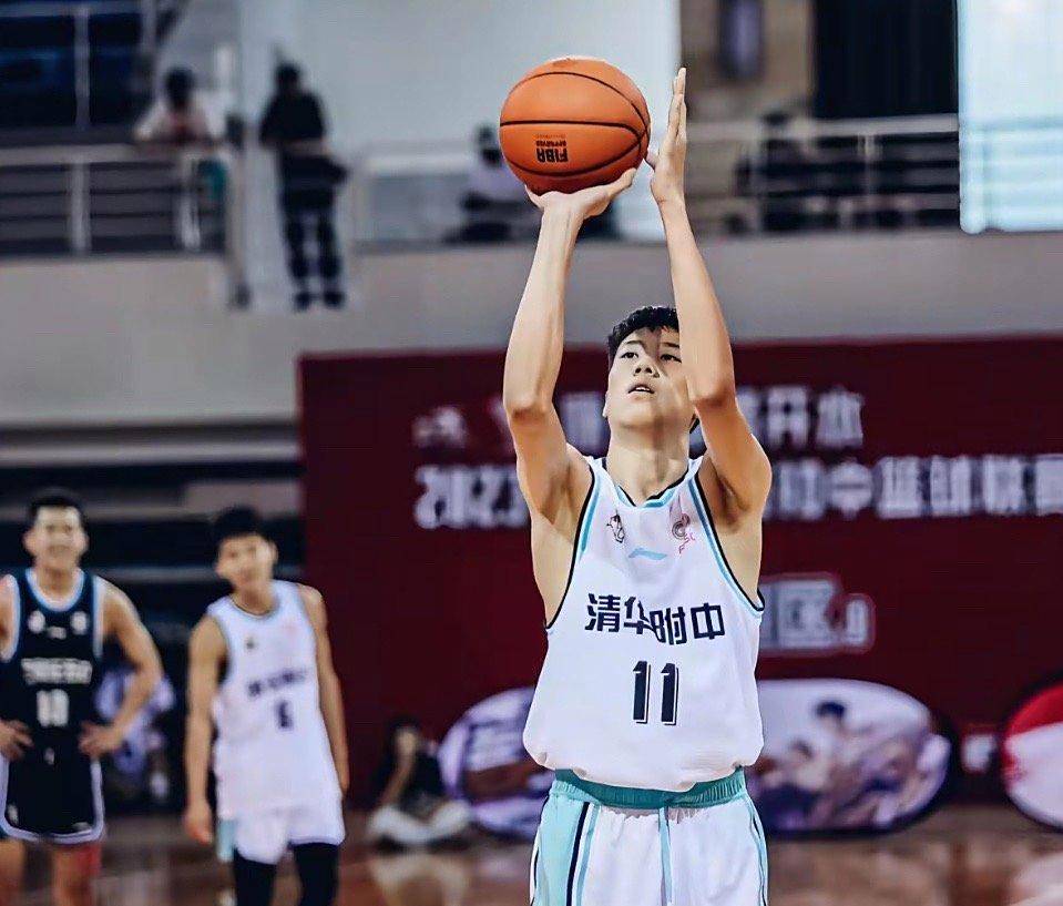 新星崭露头角，职业篮球联赛掀起一股新浪潮