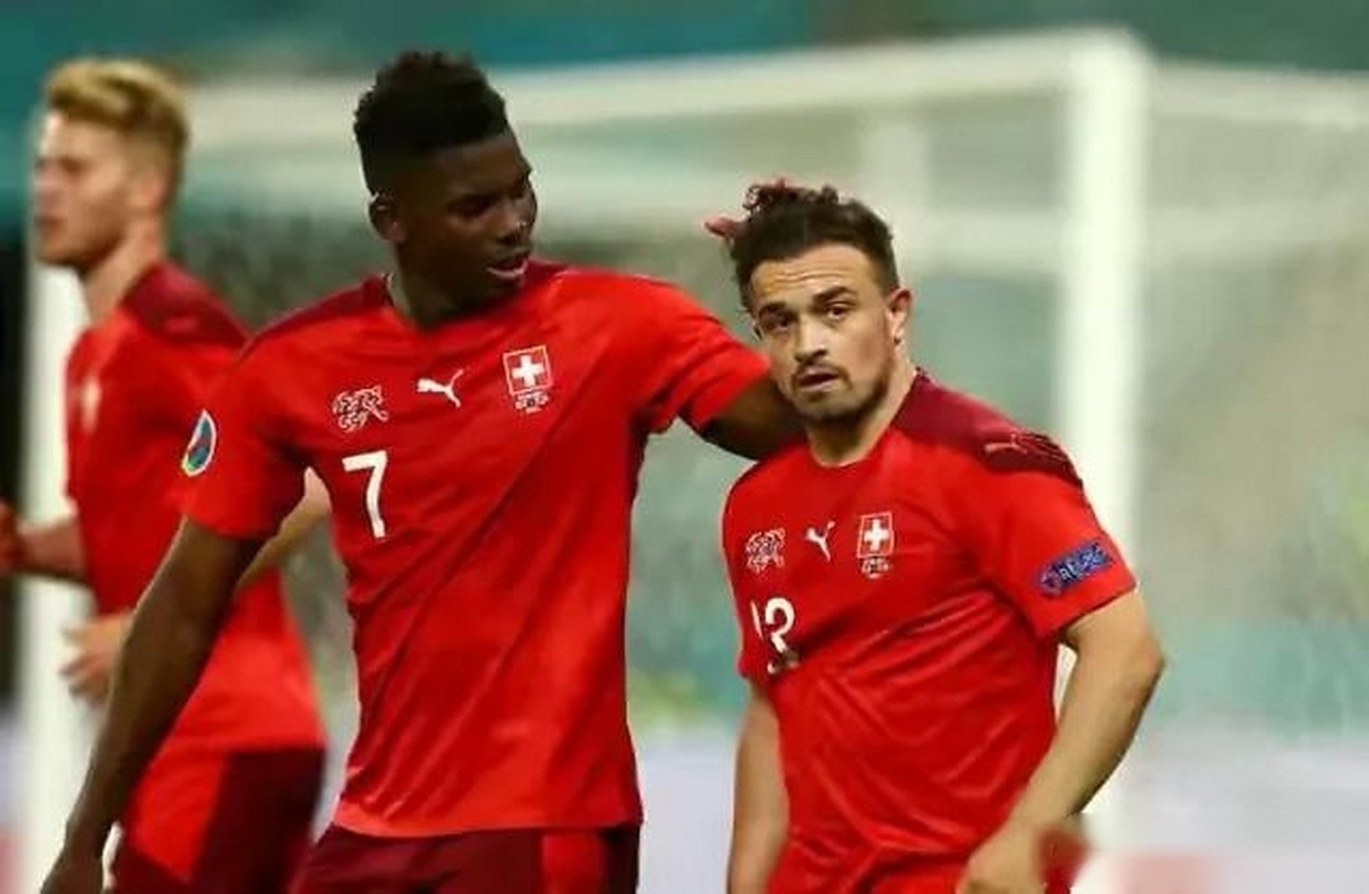 包含瑞士逼平意大利，惊险跻身16强名单的词条