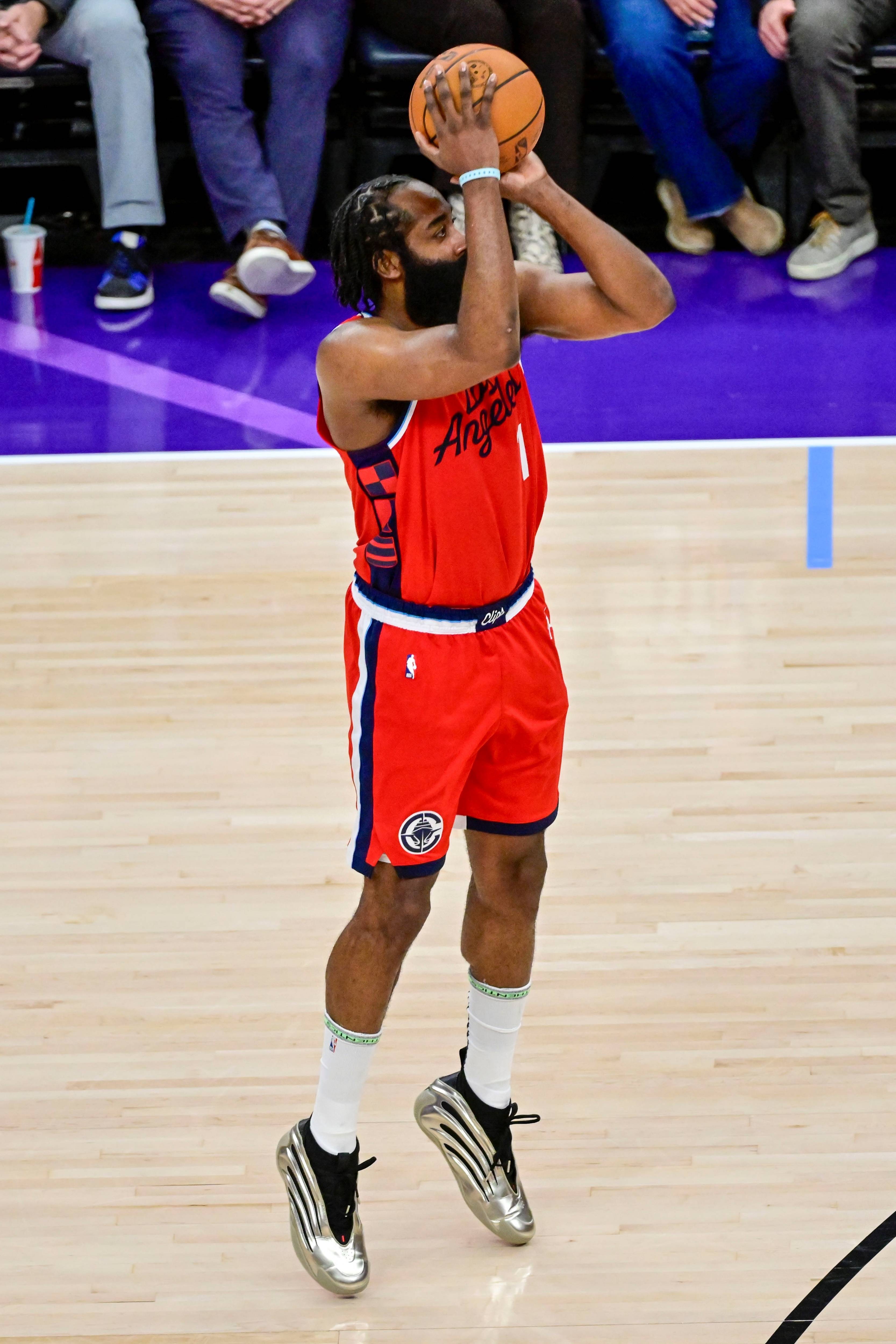 洛杉矶男篮在国内联赛上演精彩对决 洛杉矶男篮在国内联赛上演精彩对决